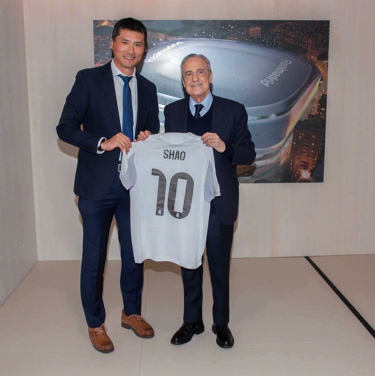 国足主帅邵佳一到访皇马,与弗洛伦蒂诺合影+获赠10号球衣
