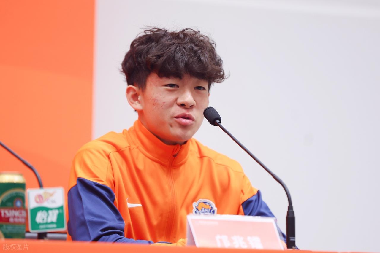 云开体育-争议!青岛海牛将邝兆镭列入B队,引发外界猜测,本人强调没伤病